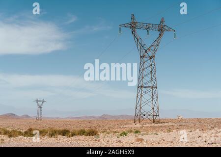 Tour de transmission dans une zone déserte avec des collines sur le arrière-plan sous un ciel bleu Banque D'Images