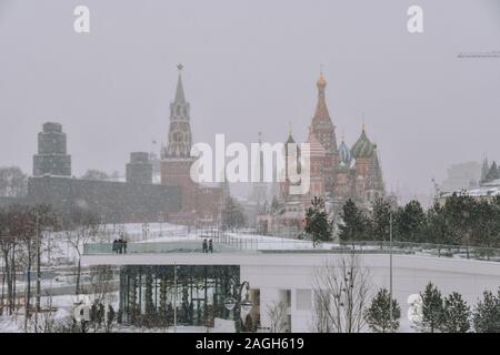 Le Kremlin est entouré de verdure et de bâtiments couverts de neige et brouillard Banque D'Images