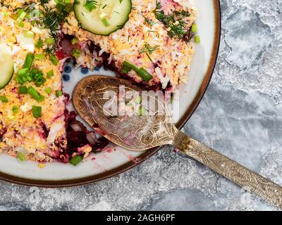 En Ukraine, l'un des plus célèbres plats est une salade appelée 'Le hareng sous un manteau de fourrure." c'est du hareng légèrement salée, bouillie potat Banque D'Images