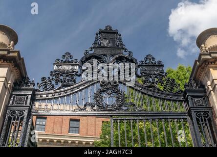 CAMBRDIGE, MA/USA - 29 septembre 2019 : entrée fermée sur le campus de l'Université de Harvard. Banque D'Images