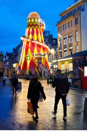 Edinburgh, Ecosse, Royaume-Uni. 19 Dec 2019. Fête foraine de noël pêle-mêle dans la rue du Château au crépuscule. Credit : Craig Brown/Alamy Live News Banque D'Images