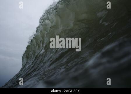 La crête d'une vague juste avant qu'il casse Banque D'Images