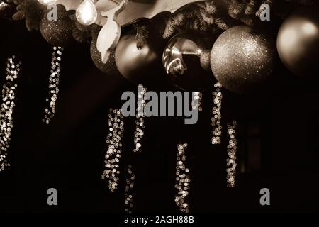 L'or pâle des ornements de Noël et des lumières de fête de flou en arrière-plan, vu au marché de noël de Weimar, Allemagne. Banque D'Images