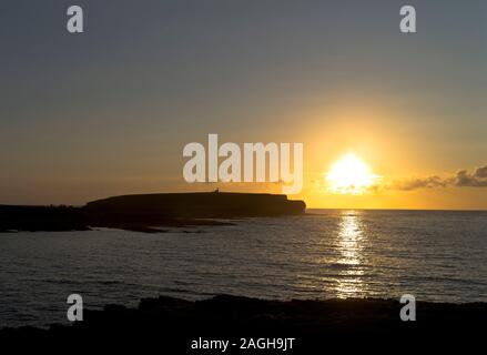 Dh Brough de Birsay BIRSAY ORKNEY Coucher de soleil sur la côte nord de soir Banque D'Images