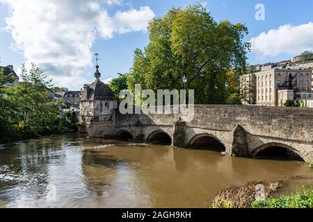 Bradford on Avon UK 15 octobre 2019 la principale ville vu de pont en amont sur la rive nord de la rivière Avon au cours de niveaux élevés de l'eau Banque D'Images