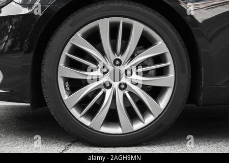 Voiture de luxe moderne sur roues en alliage léger d'un disque, la photo en gros Banque D'Images
