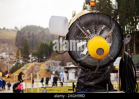 Close Up of snow orange bouilloire machine avec les pales de ventilateur près de la pente de ski en automne, l'automne Banque D'Images