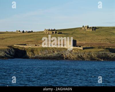 dh îles écossaises inhabitées STROMA ISLAND CATHNESS Cemetery avec des cottages abandonnés élicts écossais bâtiments de chalets non peuplés vides Banque D'Images