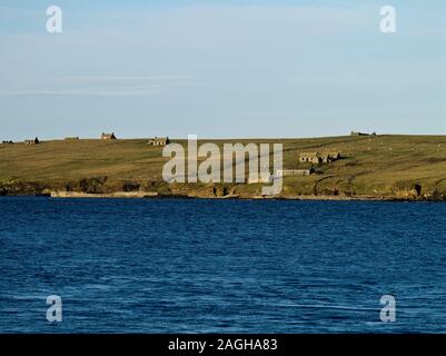 dh îles écossaises inhabitées STROMA ISLAND CAITHNESS Pier avec abandonné Cottages abandonnés Ecosse communauté de cottages non peuplée Banque D'Images