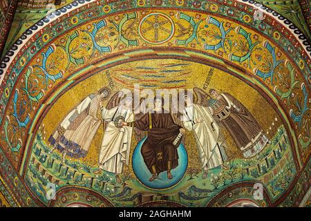 Abside mosaïque représentant un Christ byzantin, rasé de mosaïques romaines de la Basilique de San Vitale à Ravenne, Italie. Décoration en mosaïque payés par Em Banque D'Images