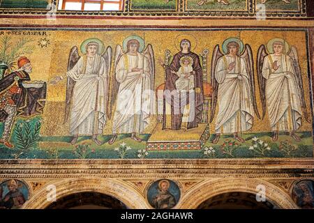 Mosaïque romaine Byzantine , ch. AD 561, dans la Basilique de Sant'Apollinare Nuovo, représentant 22 Virgins dirigé par les trois Rois Mages, Ravenne, Italie Banque D'Images