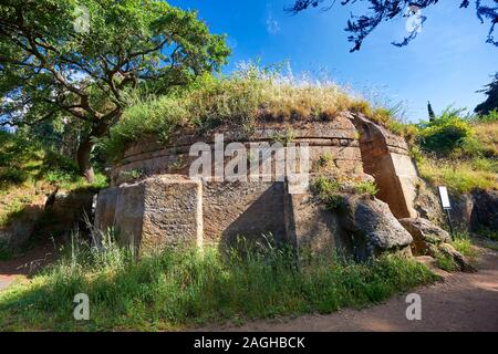 Tombeau étrusque Tumulus circulaire connue sous le nom Tomba Capitelli, 6e siècle avant J.-C., Necropoli della Banditaccia, Cerveteri, Italie. Classée au patrimoine mondial de tr Banque D'Images