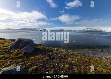 Half moon bay, Îles Shetland du Sud, paysage de glace de l'Antarctique. Location de billet d'Antarctida expédition. Banque D'Images