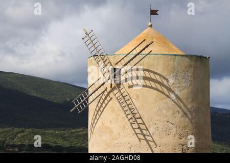 Vieux moulin espagnol à Orbetello lagune près de la péninsule Argentario, Toscane, Italie. Banque D'Images