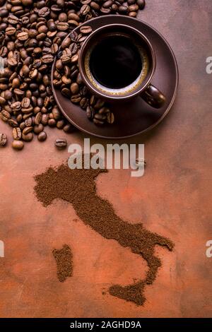 Tasse de café expresso, café torréfié et carte de l'Italie. Banque D'Images