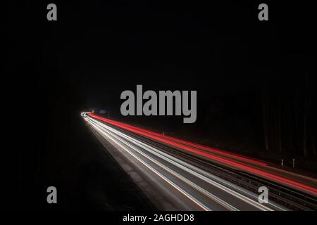 Autoroute a occupé la nuit avec light trails Banque D'Images