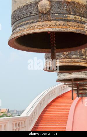 Cloches de Bronze à Montagne d'Or de Wat Saket à Bangkok Banque D'Images