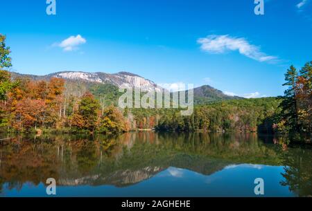 L'automne à Table Rock state park avec lac, Pickens, Caroline du Sud, USA Banque D'Images