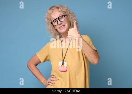 Belle senior woman showing Thumbs up sign Banque D'Images