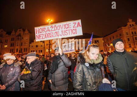 Pilsen, République tchèque. Dec 19, 2019. Des démonstrations pour le premier ministre tchèque Andrej Babis, mis en scène par la démission de millions d'instants, des ONG ont lieu dans toutes les capitales régionales à l'exception de Prague, le 19 décembre 2019. Sur la photo est vue manifestation à Pilsen. Photo : CTK Miroslav Chaloupka/Photo/Alamy Live News Banque D'Images