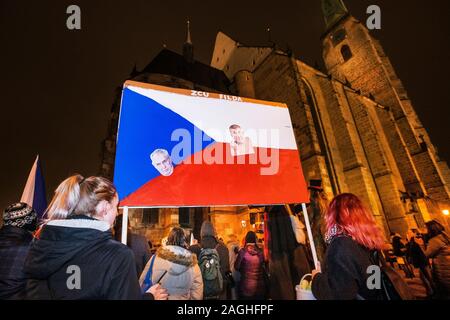 Pilsen, République tchèque. Dec 19, 2019. Des démonstrations pour le premier ministre tchèque Andrej Babis, mis en scène par la démission de millions d'instants, des ONG ont lieu dans toutes les capitales régionales à l'exception de Prague, le 19 décembre 2019. Sur la photo est vue manifestation à Pilsen. Photo : CTK Miroslav Chaloupka/Photo/Alamy Live News Banque D'Images