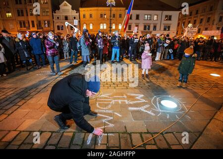 Pilsen, République tchèque. Dec 19, 2019. Des démonstrations pour le premier ministre tchèque Andrej Babis, mis en scène par la démission de millions d'instants, des ONG ont lieu dans toutes les capitales régionales à l'exception de Prague, le 19 décembre 2019. Sur la photo est vue manifestation à Pilsen. Photo : CTK Miroslav Chaloupka/Photo/Alamy Live News Banque D'Images