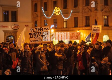 Pilsen, République tchèque. Dec 19, 2019. Des démonstrations pour le premier ministre tchèque Andrej Babis, mis en scène par la démission de millions d'instants, des ONG ont lieu dans toutes les capitales régionales à l'exception de Prague, le 19 décembre 2019. Sur la photo est vue manifestation à Pilsen. Photo : CTK Miroslav Chaloupka/Photo/Alamy Live News Banque D'Images