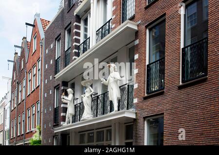 Vue de trois statues au balcon d'un édifice traditionnel appelé quartier Jordaan à Amsterdam. L'image montre un style d'architecture néerlandaise Banque D'Images