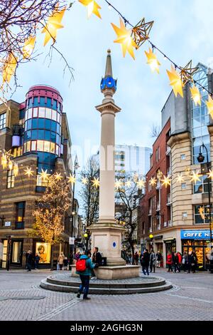 Les lumières de Noël de Seven Dials à Covent Garden, Londres, UK Banque D'Images