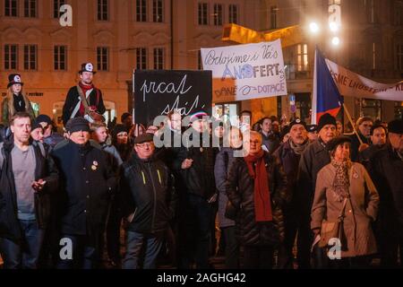 Pilsen, République tchèque. Dec 19, 2019. Des démonstrations pour le premier ministre tchèque Andrej Babis, mis en scène par la démission de millions d'instants, des ONG ont lieu dans toutes les capitales régionales à l'exception de Prague, le 19 décembre 2019. Sur la photo est vue manifestation à Pilsen. Photo : CTK Miroslav Chaloupka/Photo/Alamy Live News Banque D'Images