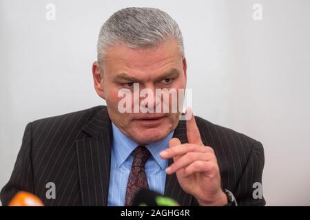 Magdeburg, Allemagne. Dec 19, 2019. Holger Stahlknecht, président de la CDU dans le Land de Saxe-Anhalt, parle aux représentants des médias lors d'une conférence de presse. Auparavant, le CDU et présidents de district les membres de l'état Conseil exécutif s'est réuni pour travailler à travers le cas de la CDU, membre du conseil exécutif du district R. Möritz en interne. Credit : Klaus-Dietmar Gabbert/dpa-Zenralbild/dpa/Alamy Live News Banque D'Images