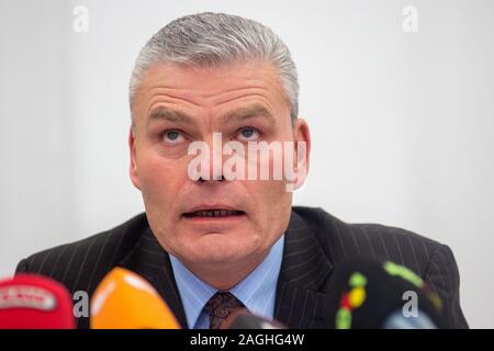Magdeburg, Allemagne. Dec 19, 2019. Holger Stahlknecht, président de la CDU dans le Land de Saxe-Anhalt, parle aux représentants des médias lors d'une conférence de presse. Auparavant, le CDU et présidents de district les membres de l'état Conseil exécutif s'est réuni pour travailler à travers le cas de la CDU, membre du conseil exécutif du district R. Möritz en interne. Credit : Klaus-Dietmar Gabbert/dpa-Zenralbild/dpa/Alamy Live News Banque D'Images
