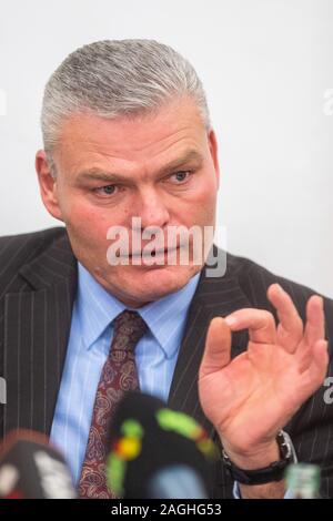Magdeburg, Allemagne. Dec 19, 2019. Holger Stahlknecht, président de la CDU dans le Land de Saxe-Anhalt, parle aux représentants des médias lors d'une conférence de presse. Auparavant, le CDU et présidents de district les membres de l'état Conseil exécutif s'est réuni pour travailler à travers le cas de la CDU, membre du conseil exécutif du district R. Möritz en interne. Credit : Klaus-Dietmar Gabbert/dpa-Zenralbild/dpa/Alamy Live News Banque D'Images