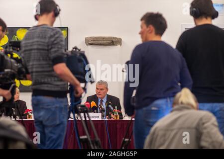 Magdeburg, Allemagne. Dec 19, 2019. Holger Stahlknecht, président de la CDU dans le Land de Saxe-Anhalt, parle aux représentants des médias lors d'une conférence de presse. Auparavant, le CDU et présidents de district les membres de l'état Conseil exécutif s'est réuni pour travailler à travers le cas de la CDU, membre du conseil exécutif du district R. Möritz en interne. Credit : Klaus-Dietmar Gabbert/dpa-Zenralbild/dpa/Alamy Live News Banque D'Images