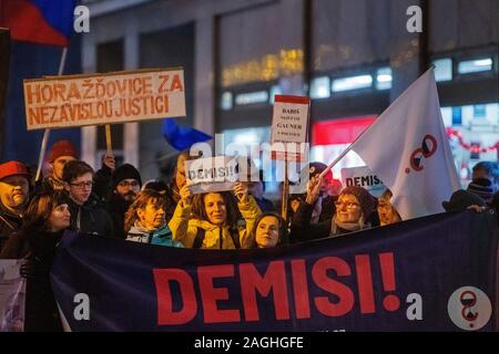 Pilsen, République tchèque. Dec 19, 2019. Des démonstrations pour le premier ministre tchèque Andrej Babis, mis en scène par la démission de millions d'instants, des ONG ont lieu dans toutes les capitales régionales à l'exception de Prague, le 19 décembre 2019. Sur la photo est vue manifestation à Pilsen. Photo : CTK Miroslav Chaloupka/Photo/Alamy Live News Banque D'Images