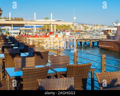 Restaurant La mer à Paphos marina au coucher du soleil. Chypre Banque D'Images