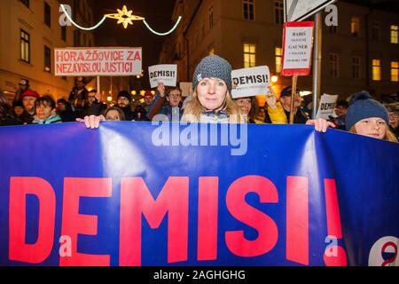 Pilsen, République tchèque. Dec 19, 2019. Des démonstrations pour le premier ministre tchèque Andrej Babis, mis en scène par la démission de millions d'instants, des ONG ont lieu dans toutes les capitales régionales à l'exception de Prague, le 19 décembre 2019. Sur la photo est vue manifestation à Pilsen. Photo : CTK Miroslav Chaloupka/Photo/Alamy Live News Banque D'Images