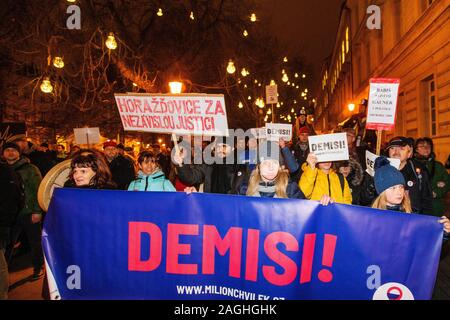 Pilsen, République tchèque. Dec 19, 2019. Des démonstrations pour le premier ministre tchèque Andrej Babis, mis en scène par la démission de millions d'instants, des ONG ont lieu dans toutes les capitales régionales à l'exception de Prague, le 19 décembre 2019. Sur la photo est vue manifestation à Pilsen. Photo : CTK Miroslav Chaloupka/Photo/Alamy Live News Banque D'Images