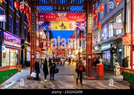 Consommateurs et aux touristes dans la rue Gerrard dans Chinatown, Soho, London, UK Banque D'Images