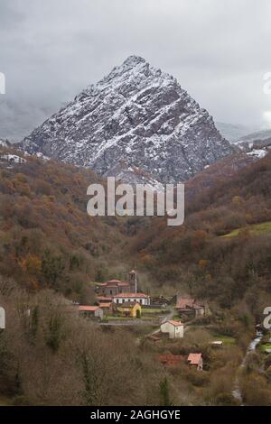 La ville de Vierdes de Sajambre au début de l'hiver Banque D'Images