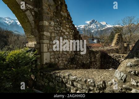 Ruines de l'abbaye de San Giovanni annonce Insulam, Isola del Gran Sasso. Dans l'arrière-plan la chaîne du Gran Sasso Banque D'Images