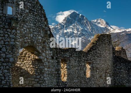 Ruines de l'abbaye de San Giovanni annonce Insulam, Isola del Gran Sasso. Dans l'arrière-plan la chaîne du Gran Sasso Banque D'Images