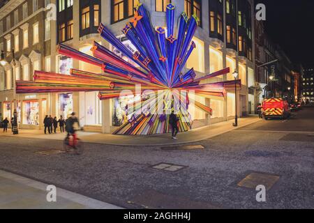 Londres, Royaume-Uni. 18 novembre 2019. Extérieur de LV, magasin Louis Vuitton sur New Bond Street avec exposition de Noël. Crédit: Waldemar Sikora Banque D'Images