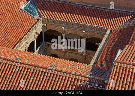 Vue aérienne de l'horizon de Salamanca avec l'historique "Casa de la Conchas' en premier plan Banque D'Images