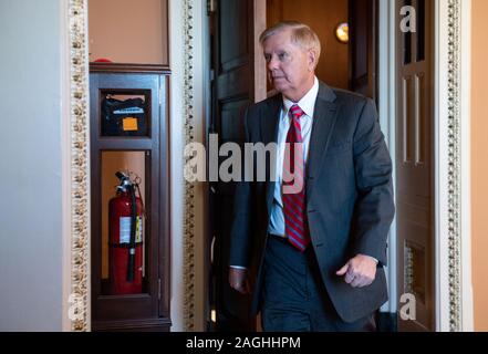 Washington DC, USA. Dec 19, 2019. Le sénateur Lindsey Graham, R-SC, les feuilles d'une réunion sur son chemin à l'étage du Sénat sur la colline du Capitole à Washington, DC le Jeudi, Décembre 19, 2019. Photo par Kevin Dietsch/UPI UPI : Crédit/Alamy Live News Banque D'Images