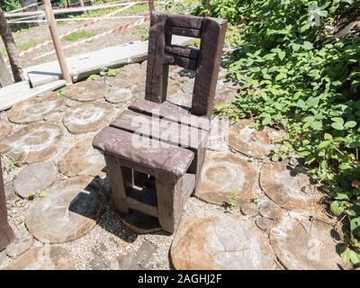 Grande maison en bois chaise en vue de dessus dans la forêt Banque D'Images