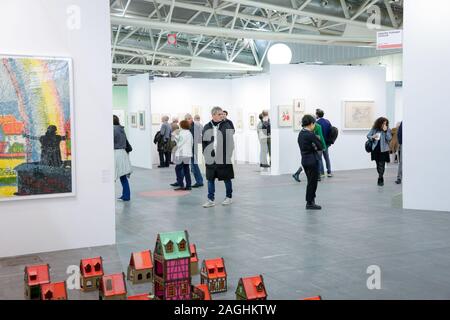 Artissima 2019 : les personnes qui visitent la foire d'art contemporain à l'Oval à Turin, Italie Banque D'Images