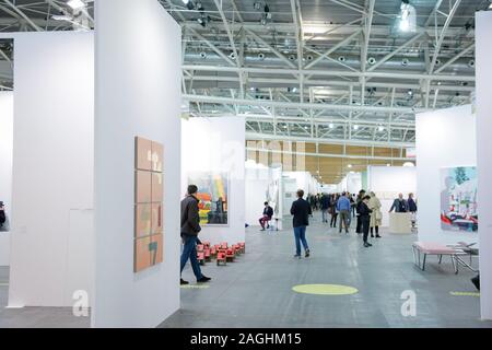 Artissima 2019 : les personnes qui visitent la foire d'art contemporain à l'Oval à Turin, Italie Banque D'Images