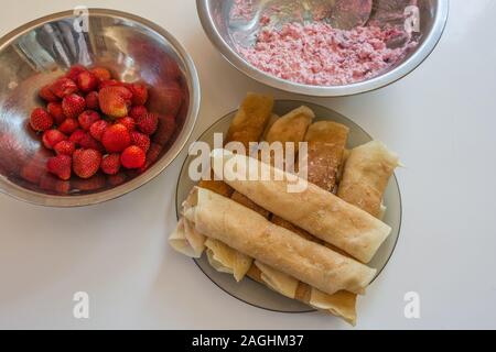 Crêpes aux fraises avec la farce sur une plaque - Vue de dessus Banque D'Images