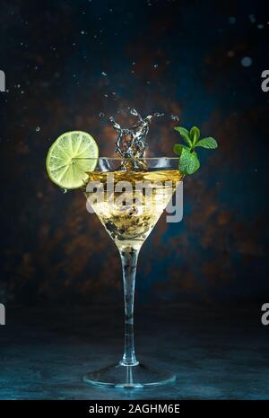 Mojito cocktail dans un verre à martini sur fond noir Banque D'Images